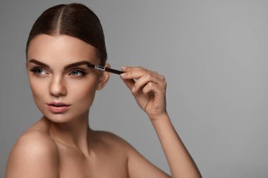 Güzel kadının kaş kaş aracı ile fırçalama