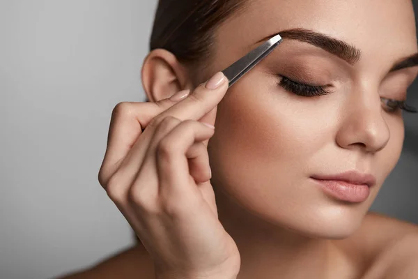 Woman With Closed Eyes And Tweezers For Eyebrows. Beauty Tools — Stock Photo, Image