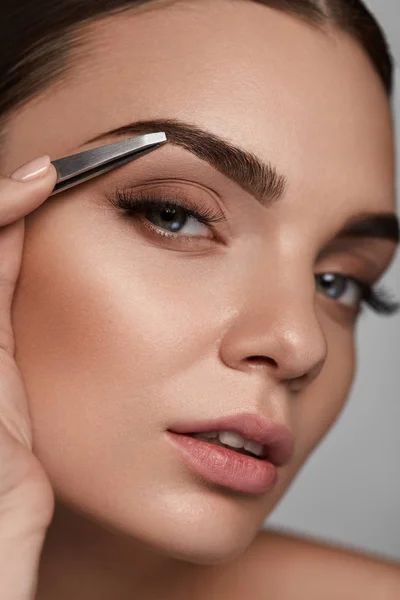 Hermosa mujer arrancando cejas. Belleza Cejas Corrección — Foto de Stock