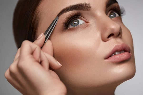 Hermosa mujer arrancando cejas. Belleza Cejas Corrección — Foto de Stock