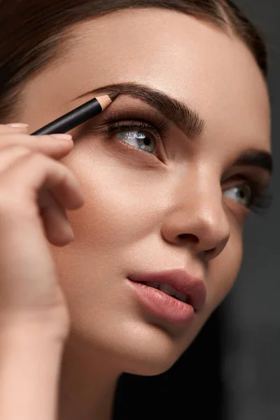 Vacker kvinna Contouring ögonbryn med penna. Skönhet — Stockfoto