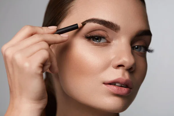 Beautiful Woman Contouring Eyebrows With Pencil. Beauty — Stock Photo, Image