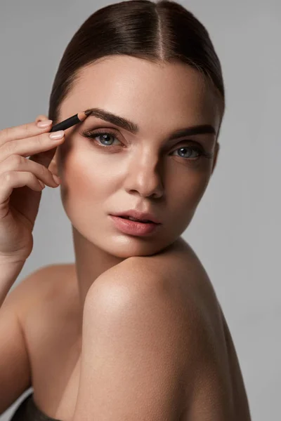 Beautiful Sexy Woman Contouring Eyebrows. Glamorous Makeup — Stock Photo, Image