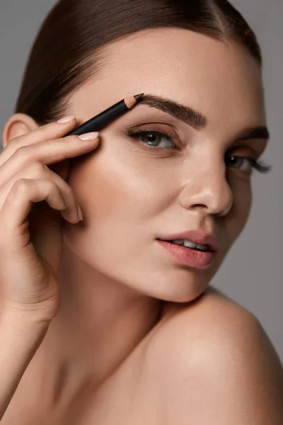 Vacker sexig kvinna Contouring ögonbryn. Glamorös Makeup — Stockfoto