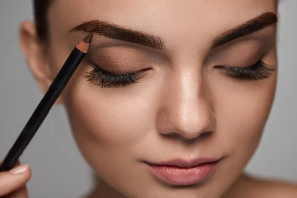 Eyebrows Contouring. Beautiful Woman With Brown Eyebrow Pencil — Stock Photo, Image