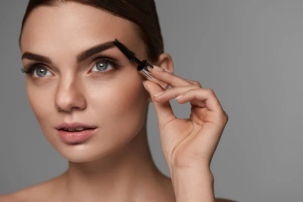 Perfect Makeup For Beautiful Woman. Brow Care For Eyebrows — Stock Photo, Image