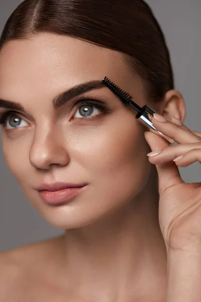 Maquillaje perfecto para mujer hermosa. Cuidado de la frente para las cejas —  Fotos de Stock