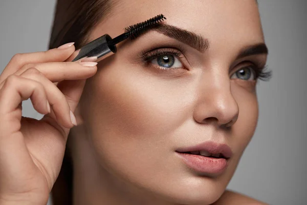 Perfekt Makeup för vacker kvinna. Brow vård för ögonbryn — Stockfoto