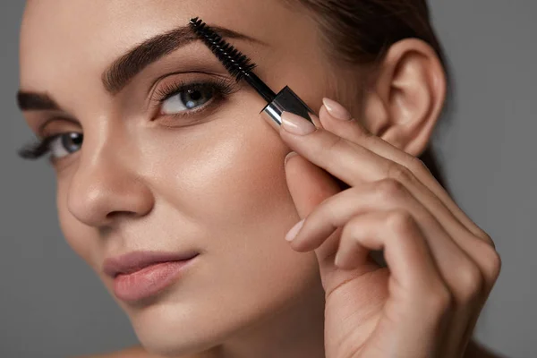 Maquillaje perfecto para mujer hermosa. Cuidado de la frente para las cejas — Foto de Stock