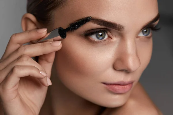 Perfekt Makeup för vacker kvinna. Brow vård för ögonbryn — Stockfoto