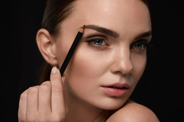 Beautiful Woman Contouring Eyebrows With Pencil. Beauty — Stock Photo, Image