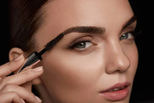 Perfektes Make-up für schöne Frau. Brauenpflege für Augenbrauen — Stockfoto