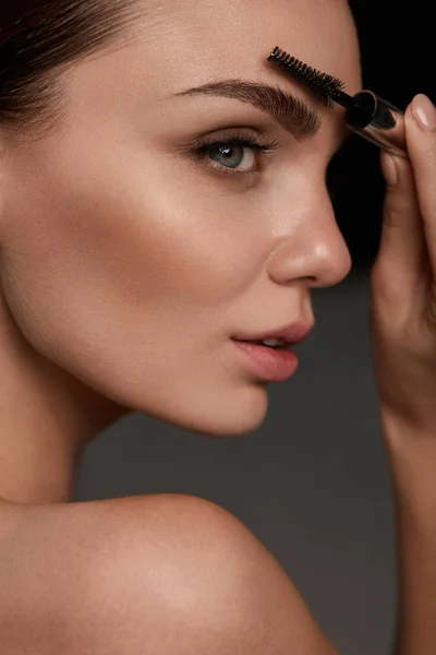 Женское лицо с красивыми бровями и профессиональный макияж — стоковое фото