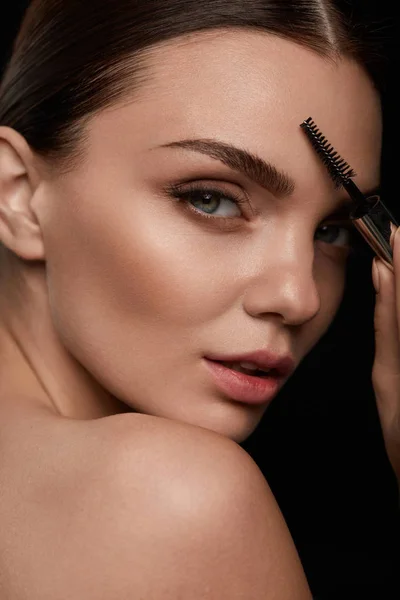 Frauengesicht mit schönen Augenbrauen und professionellem Make-up — Stockfoto