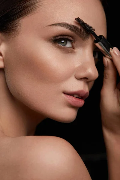 Женское лицо с красивыми бровями и профессиональный макияж — стоковое фото