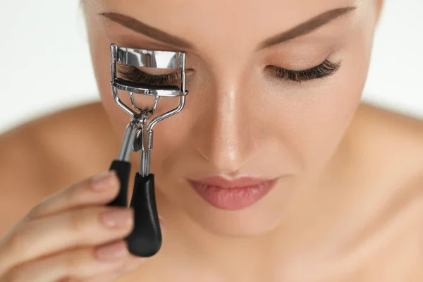 Woman Using Eyelash Curler For Curly Eyelashes. Beauty Makeup — Stock Photo, Image