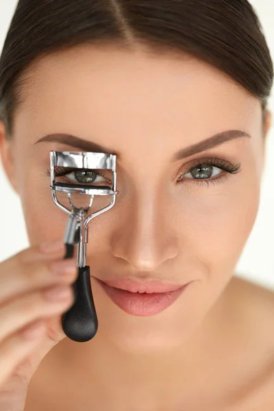 Beautiful Woman Using Eyelash Curler On Curly Long Eyelashes — Stock Photo, Image