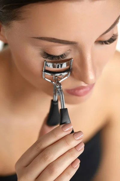 Mujer usando rizador de pestañas para pestañas rizadas. Maquillaje de belleza — Foto de Stock