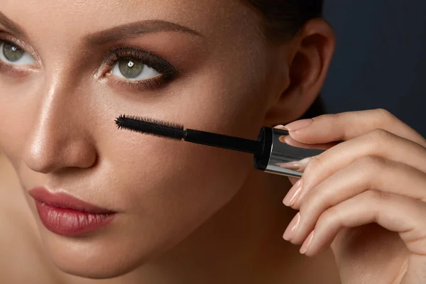 Maquiagem de mulher de beleza. Mulher bonita aplicando rímel preto — Fotografia de Stock