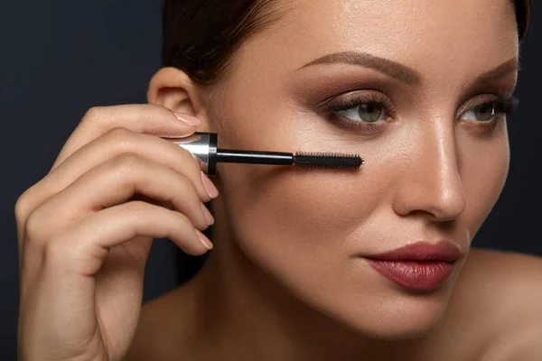 Skönhet kvinna Makeup. Vacker kvinna tillämpa svart Mascara — Stockfoto