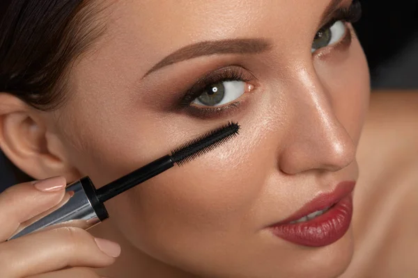 Skönhet kvinna Makeup. Vacker kvinna tillämpa svart Mascara — Stockfoto