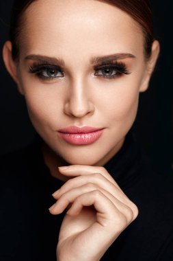 Gülümseyen kadın yumuşak deri dokunmadan. Kadın, sahte kirpik