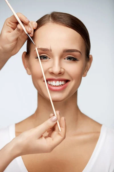 Mujer hermosa con maquillaje facial, cejas que forman la cara de la belleza —  Fotos de Stock