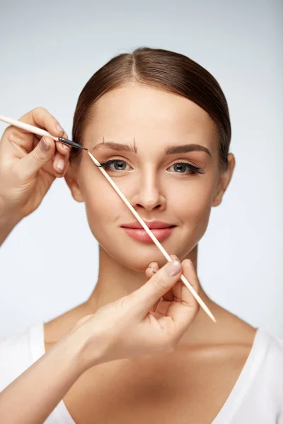 Hermosa mujer sonriente con cara de belleza. Corrección de cejas — Foto de Stock