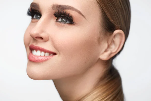 Mooi lachende meisje met Beauty Make-up en lange wimpers — Stockfoto