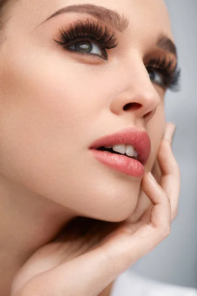 Schöne sexy Mädchen mit langen falschen Wimpern. Schönheit Make-up — Stockfoto