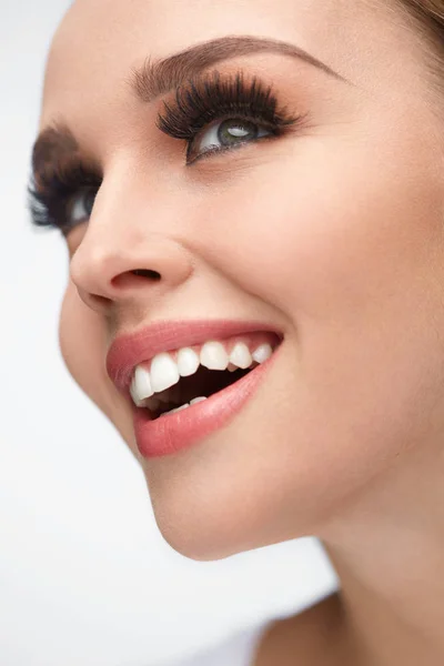 Beautiful Smiling Girl With Beauty Makeup And Long Eyelashes — Stock Photo, Image