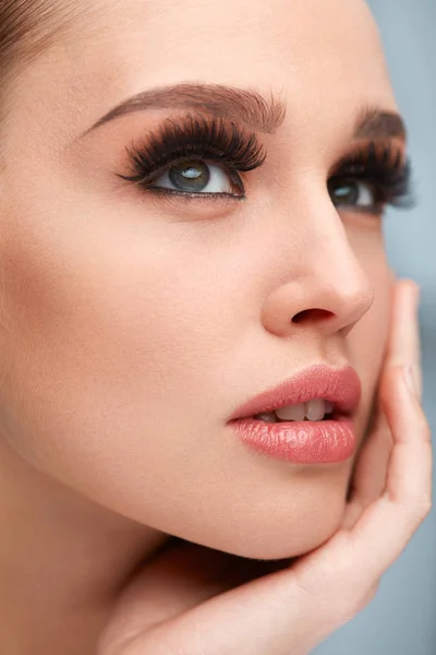 Schöne sexy Mädchen mit langen falschen Wimpern. Schönheit Make-up — Stockfoto