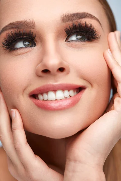 Sexy Girl Perfect Makeup And False Eyelashes. Beauty Cosmetics — Stock Photo, Image