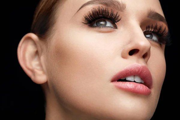 Fake Eyelashes. Beautiful Woman With Makeup And Beauty Face — Stock Photo, Image