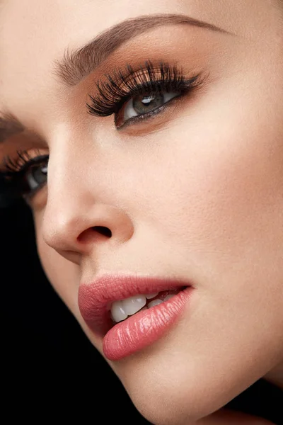 Schöne Frau mit Make-up, weicher Haut und langen Wimpern — Stockfoto