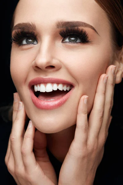 Sexy Girl Perfect Makeup And False Eyelashes. Beauty Cosmetics — Stock Photo, Image