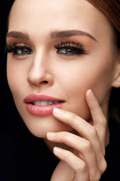 Face Makeup. Beautiful Woman With Long Eyelashes, Soft Skin — Stock Photo, Image