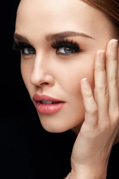 Schöne sexy Mädchen mit langen falschen Wimpern. Schönheit Make-up — Stockfoto