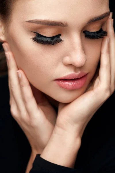 Güzel bir kadınla yüz makyaj ve siyah uzun kirpik — Stok fotoğraf