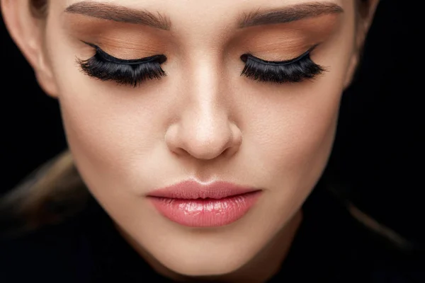 Beautiful Woman With Face Makeup And Long Black Eyelashes — Stock Photo, Image