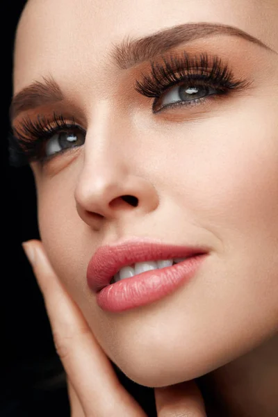 Face Makeup. Vacker kvinna med långa ögonfransar, mjuk hud — Stockfoto