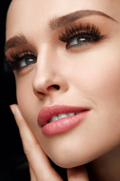 Maquillage du visage. Belle femme avec de longs cils, peau douce — Photo