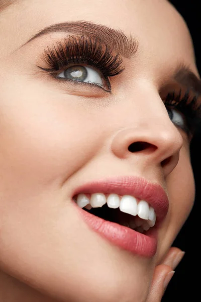Closeup ของสวยยิ้มใบหน้าผู้หญิงด้วยการแต่งหน้าที่สมบูรณ์แบบ — ภาพถ่ายสต็อก