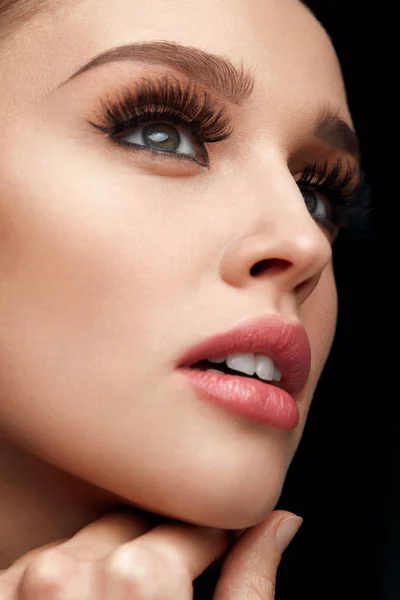 Schönheit Gesicht. Frau mit Make-up, weicher Haut und langen Wimpern — Stockfoto