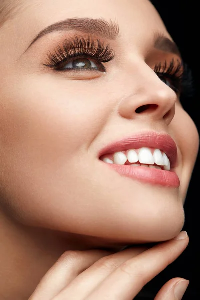 Closeup όμορφο πρόσωπο χαμογελαστό γυναίκα με τέλειο μακιγιάζ — Φωτογραφία Αρχείου