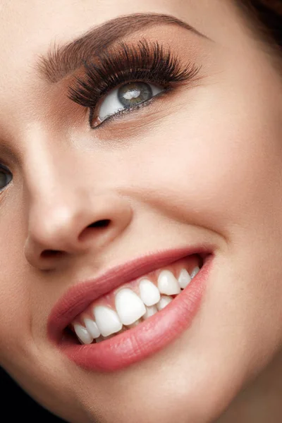 Trucco di bellezza. Primo piano bella donna faccia con sorriso perfetto — Foto Stock