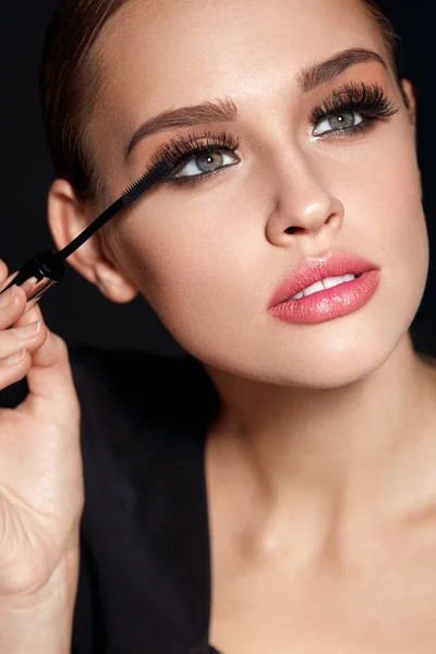 Beleza. Mulher bonita aplicando rímel preto nas pestanas — Fotografia de Stock