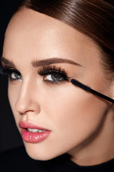 Pestañas negras largas. Mujer con maquillaje aplicando cosméticos —  Fotos de Stock