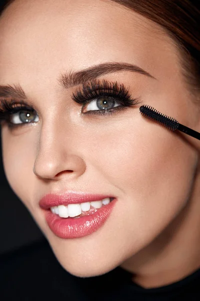 Kosmetik. schöne Frau mit perfektem Make-up Anwendung Mascara — Stockfoto