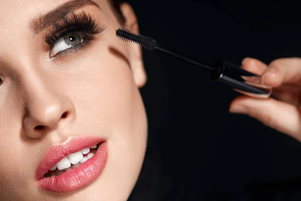 Woman With Makeup, Long Eyelashes Applying Mascara. Doing Makeup — Stock Photo, Image